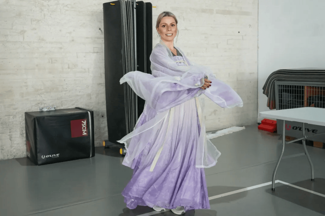 学生趣味运动会如何让中西青年“玩”成一片?开元棋牌汉服、塔罗、运动破冰!第二届中西大(图2) 学生趣味运动会如何让中西青年“玩”成一片?开元棋牌汉服、塔罗、运动破冰!第二届中西大(图2)